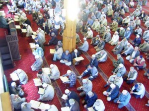 Kapu Camiinde mukabele takip eden cemaat (2007 Ramazan)